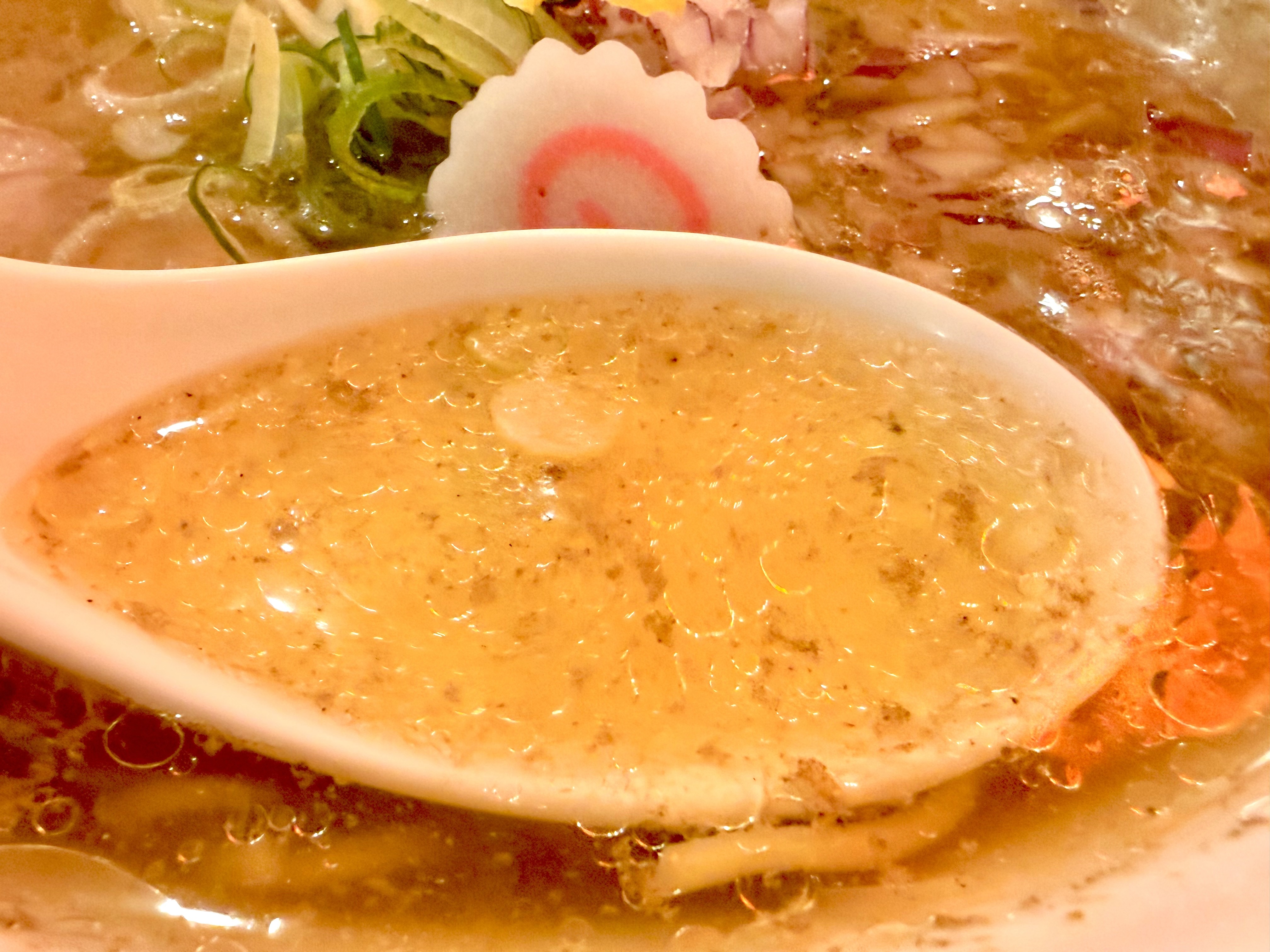 魚粉の入った塩スープ