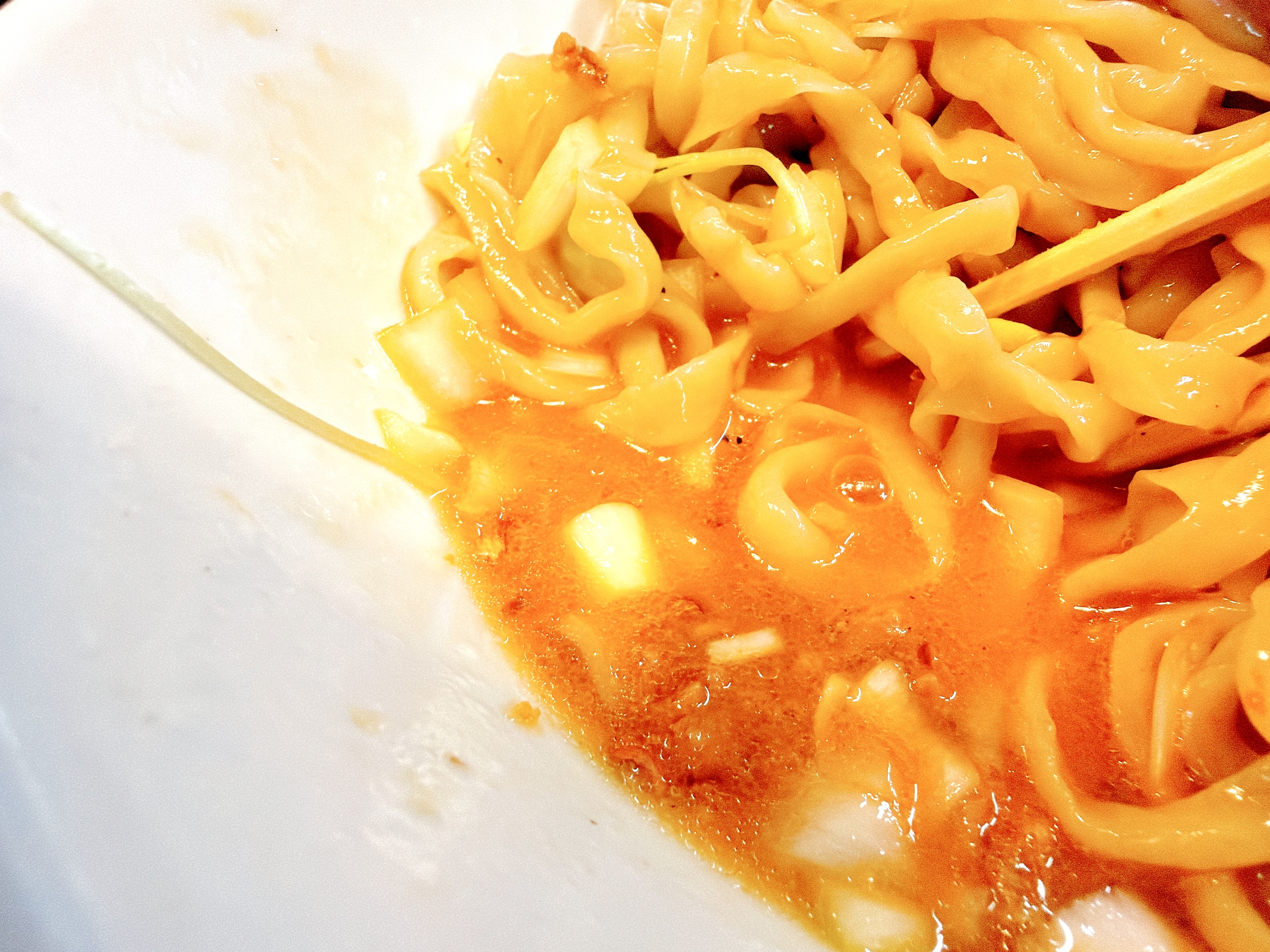 麺の下にはスープが