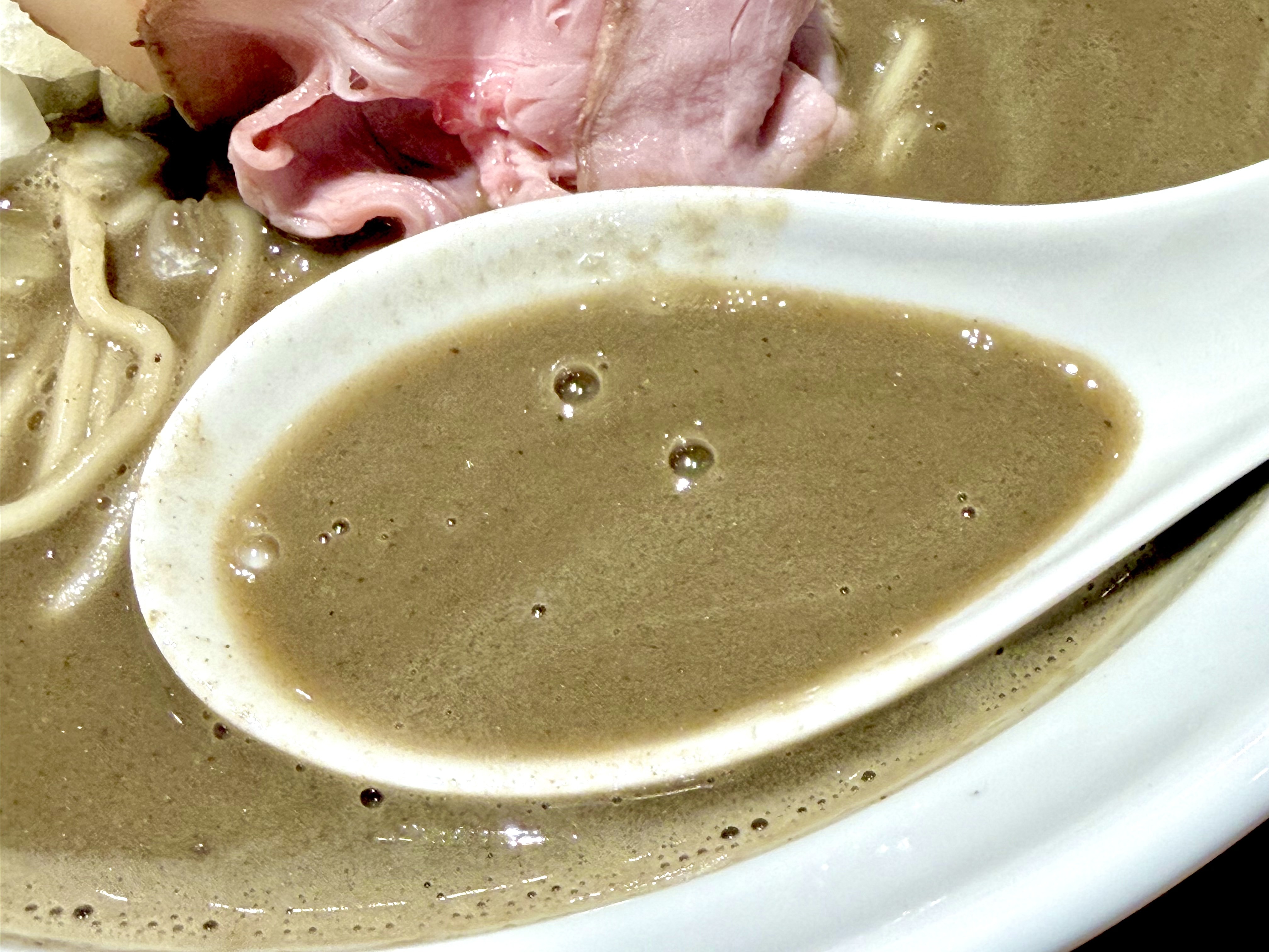 濃厚で煮干しの強さ感じるスープ