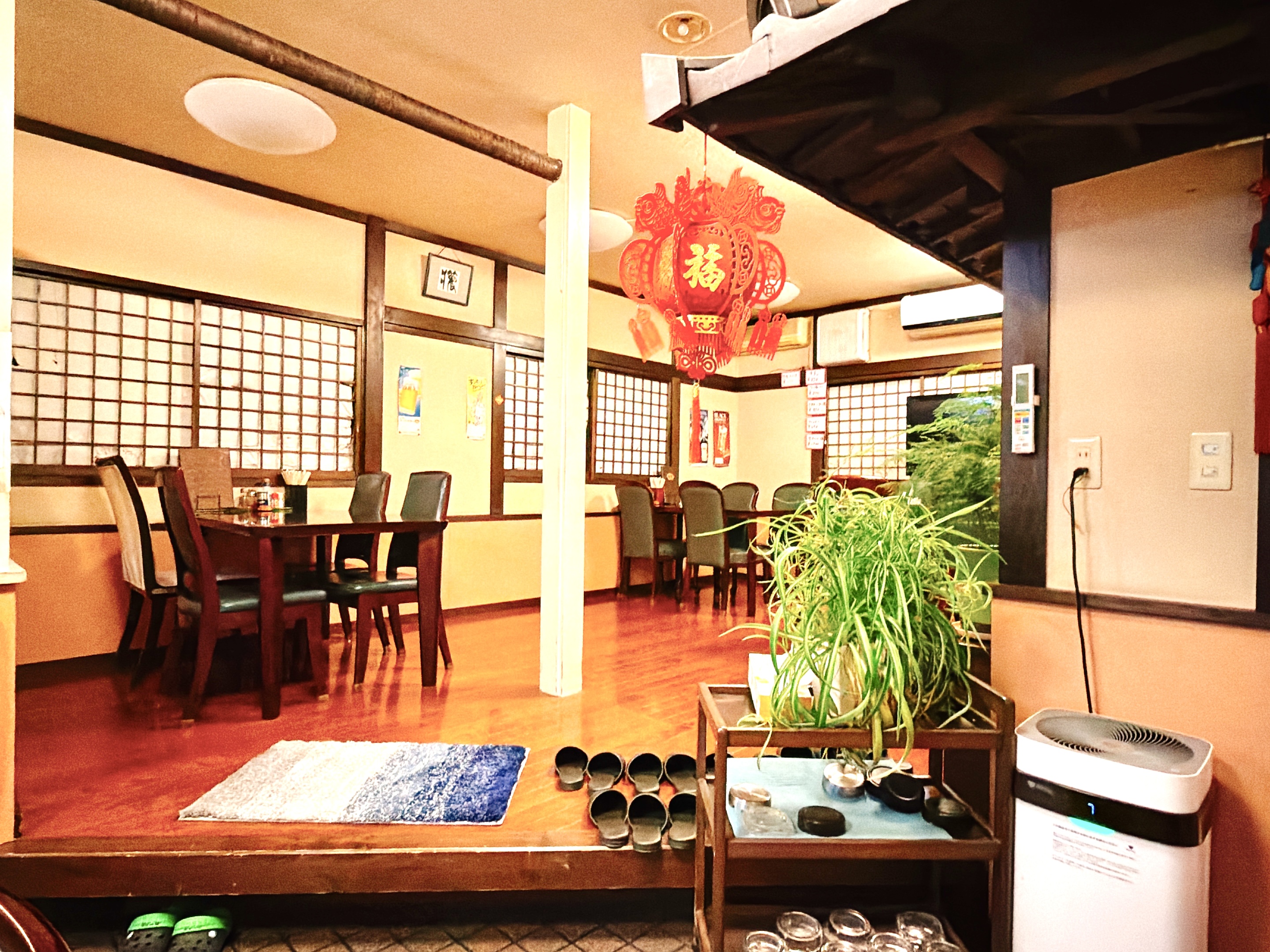 靴を脱いで上がるテーブル席もある