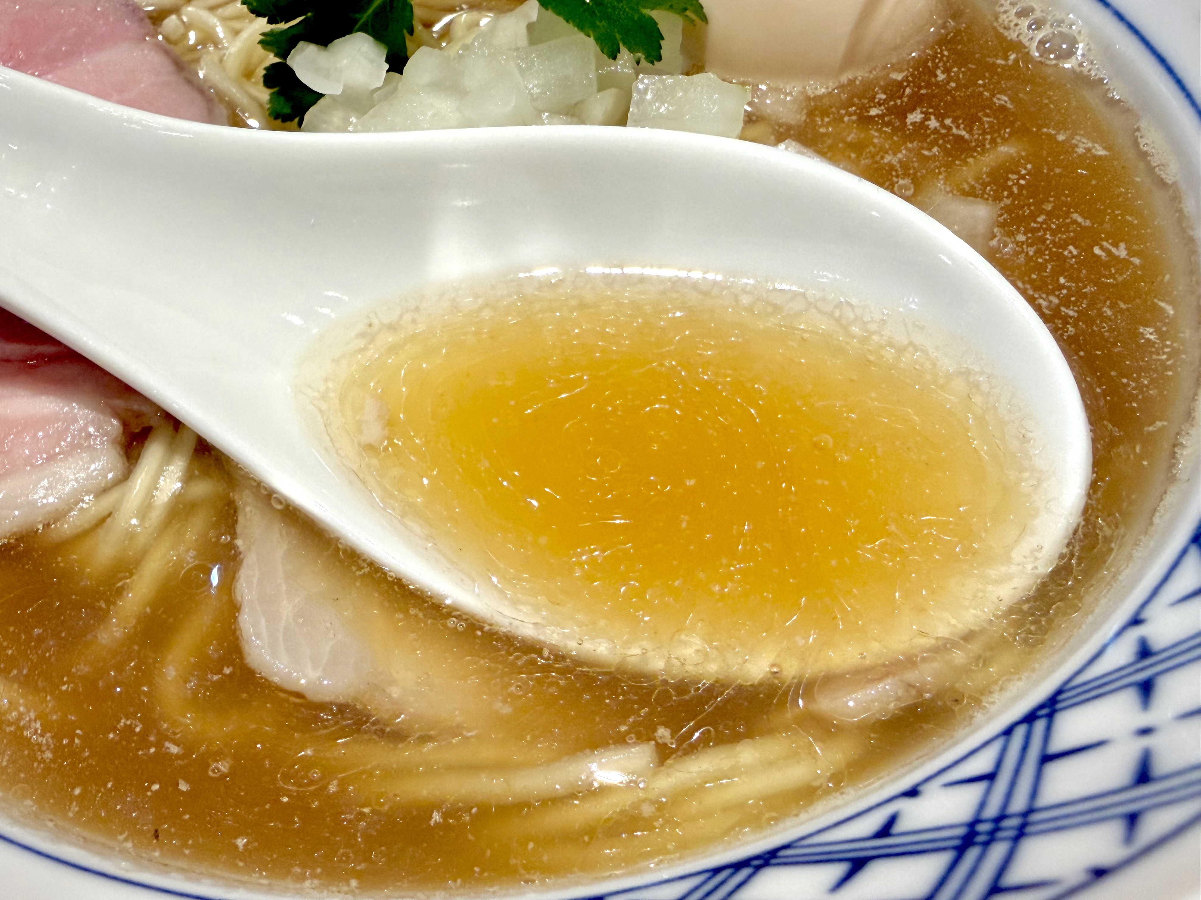 澄んだ煮干しスープ