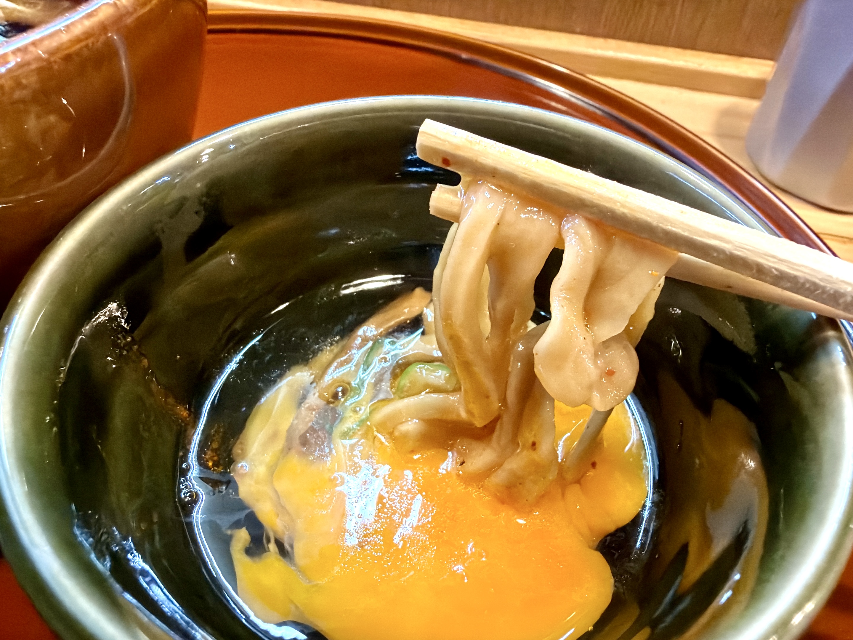 麺と生卵も相性抜群