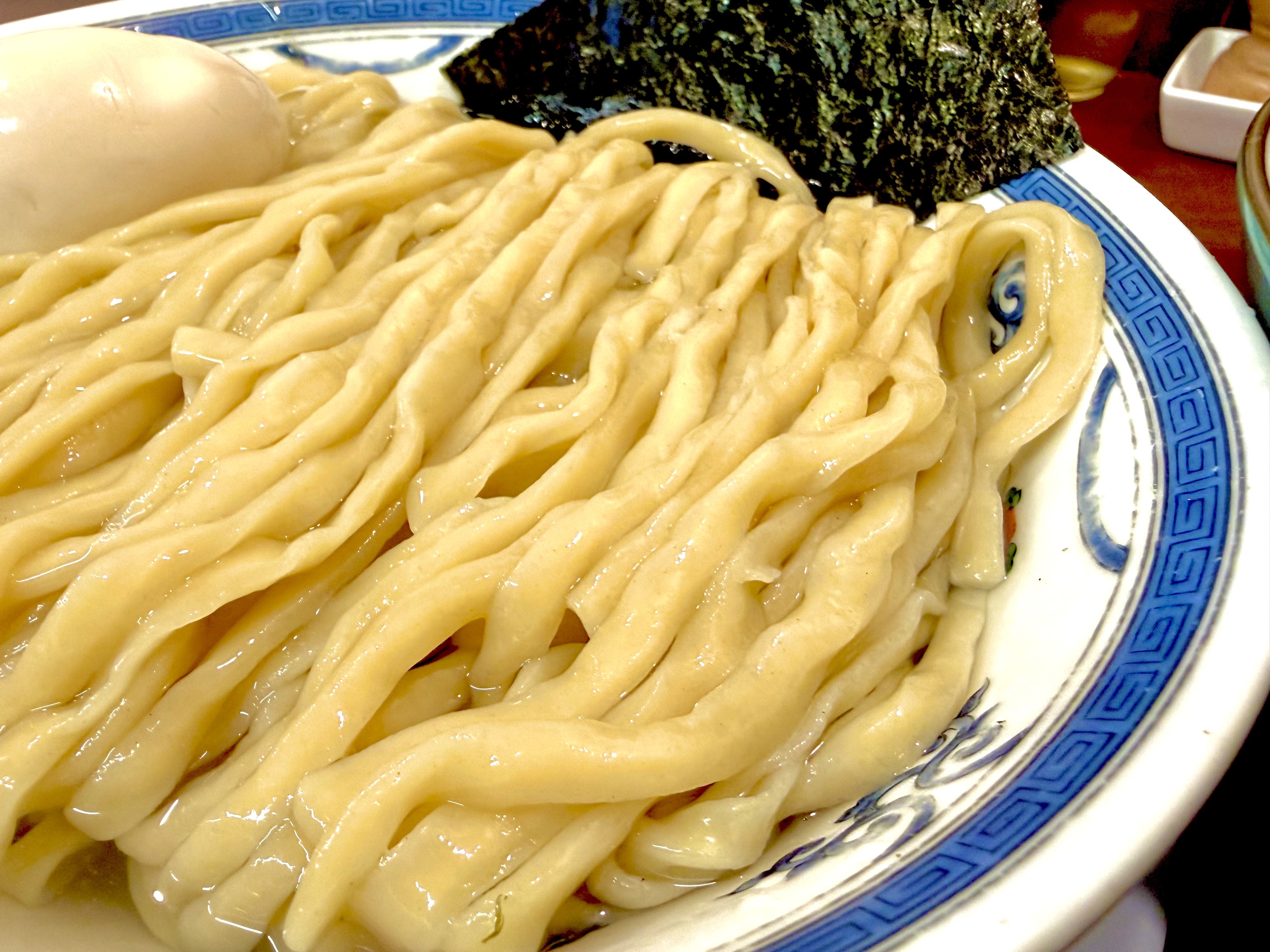 昆布水に浸った中太麺
