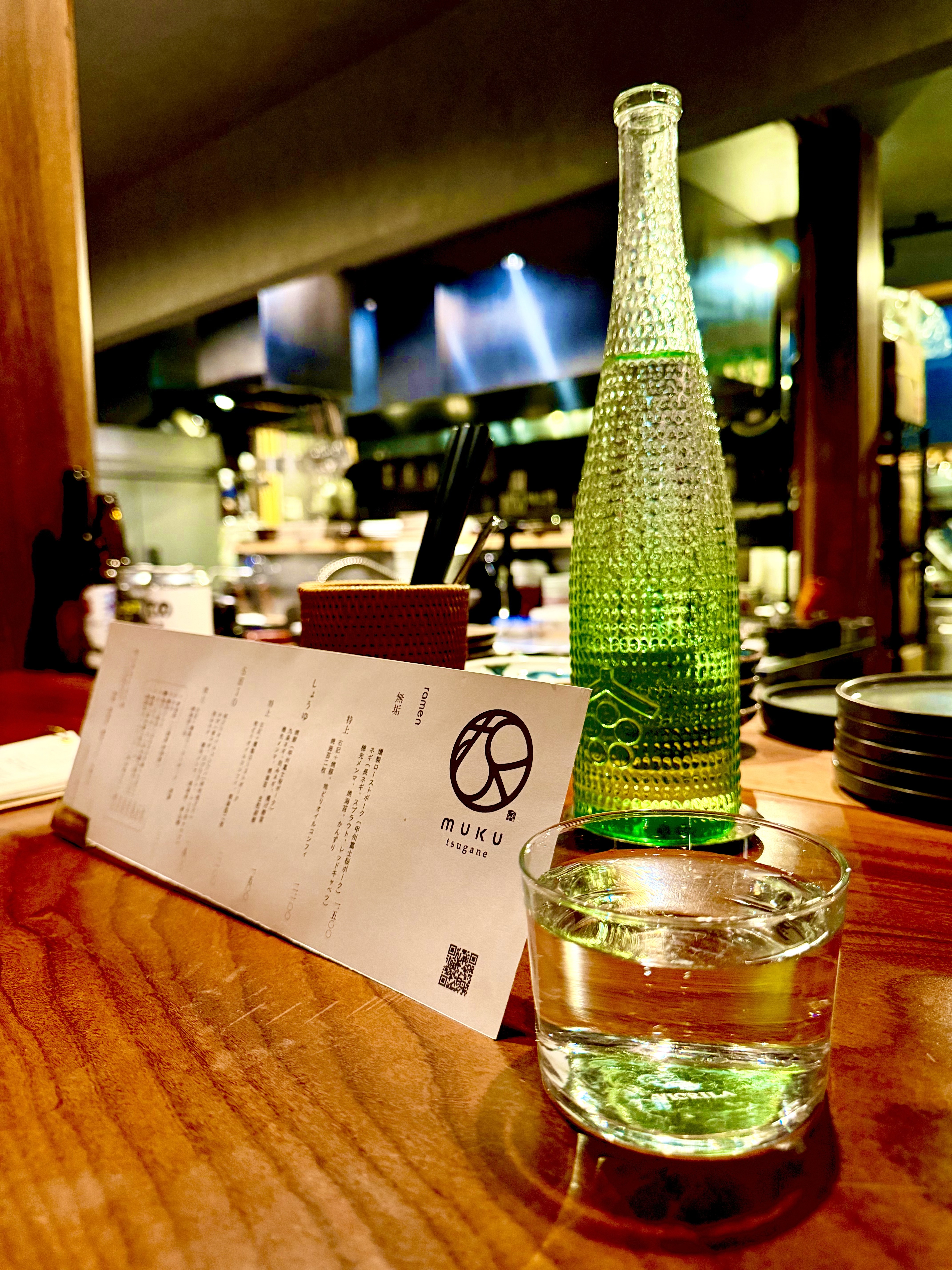 おしゃれなグラスと水のボトル