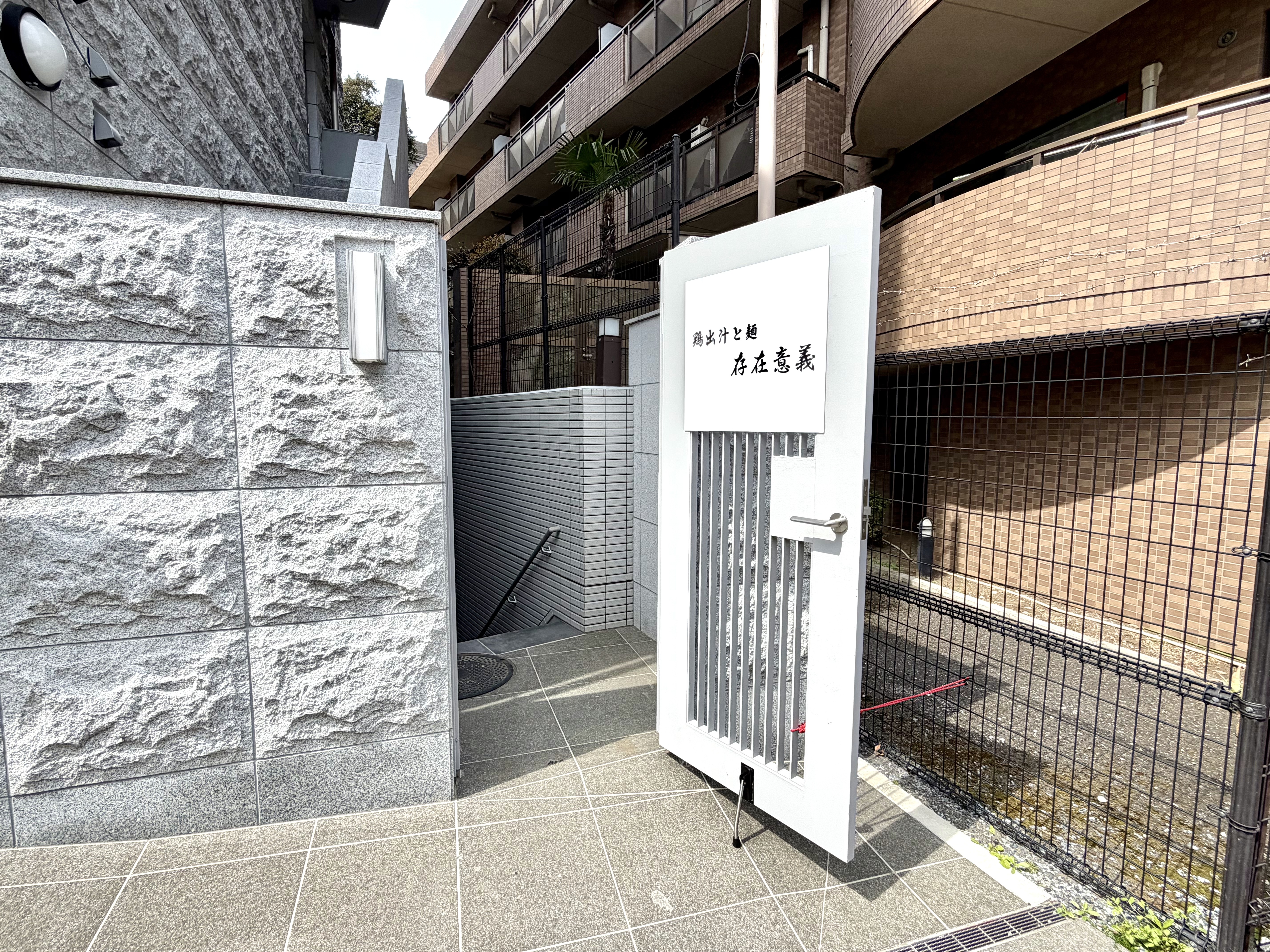 店舗入り口の柵