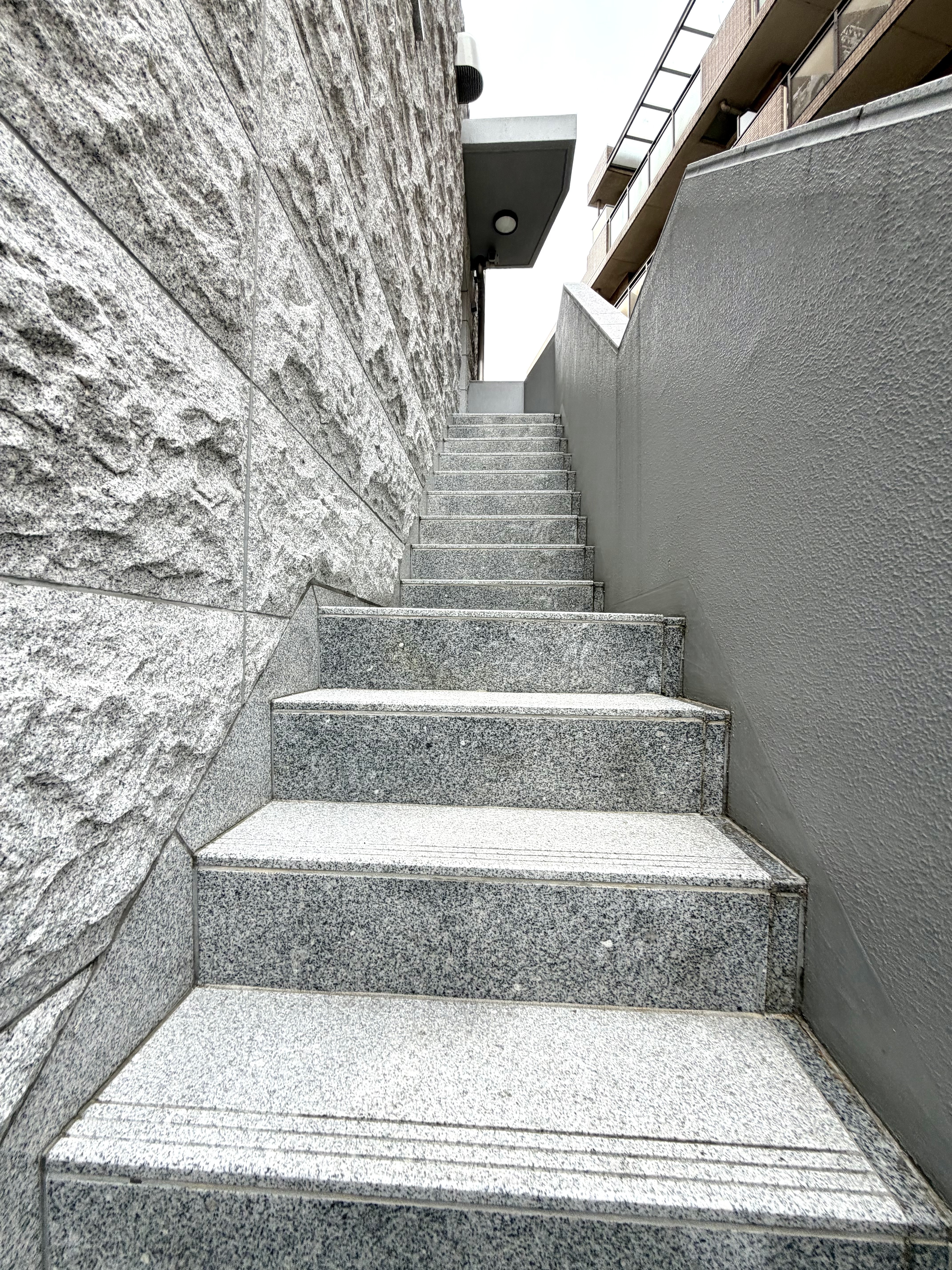 店舗入り口までの石段