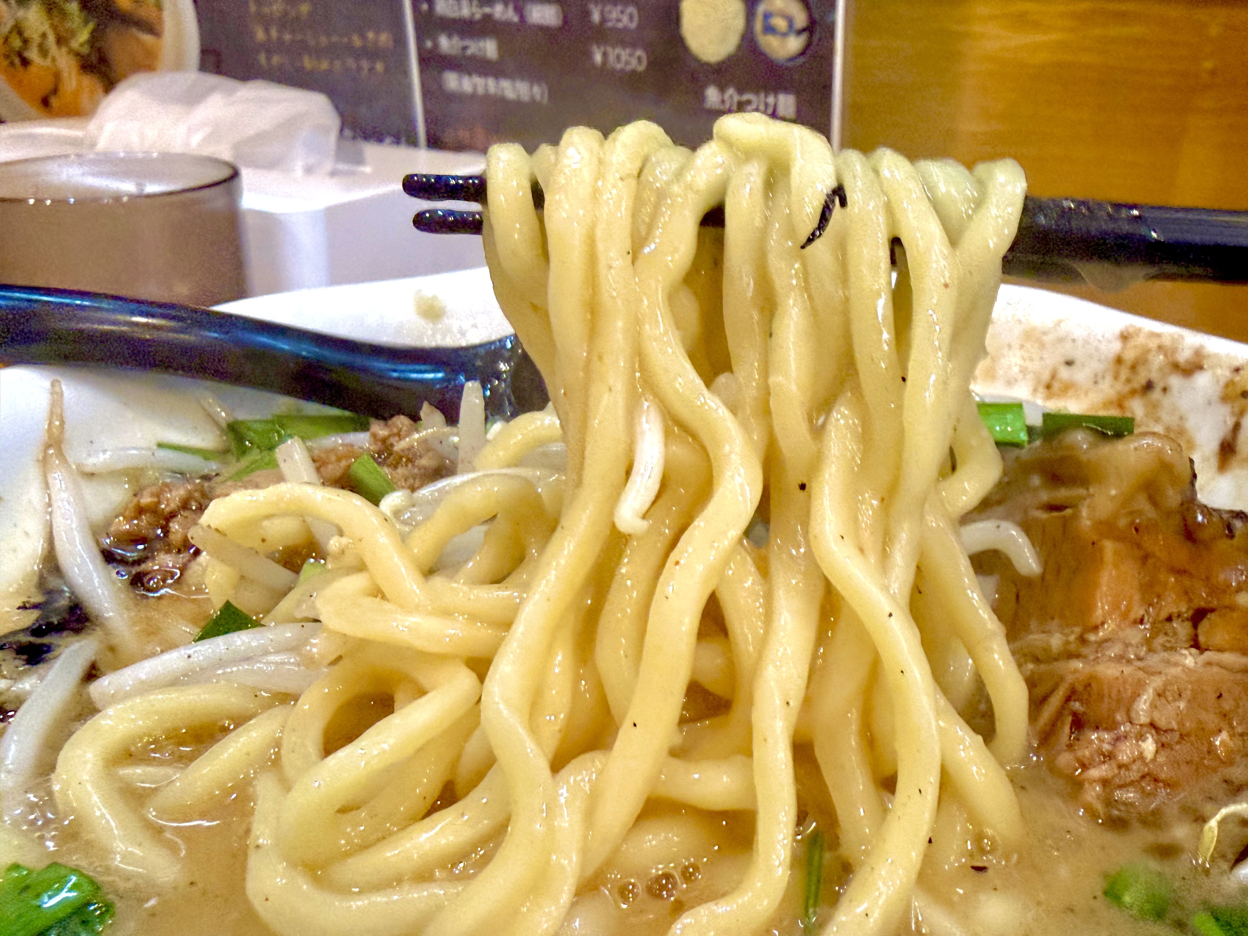丸みある中太麺