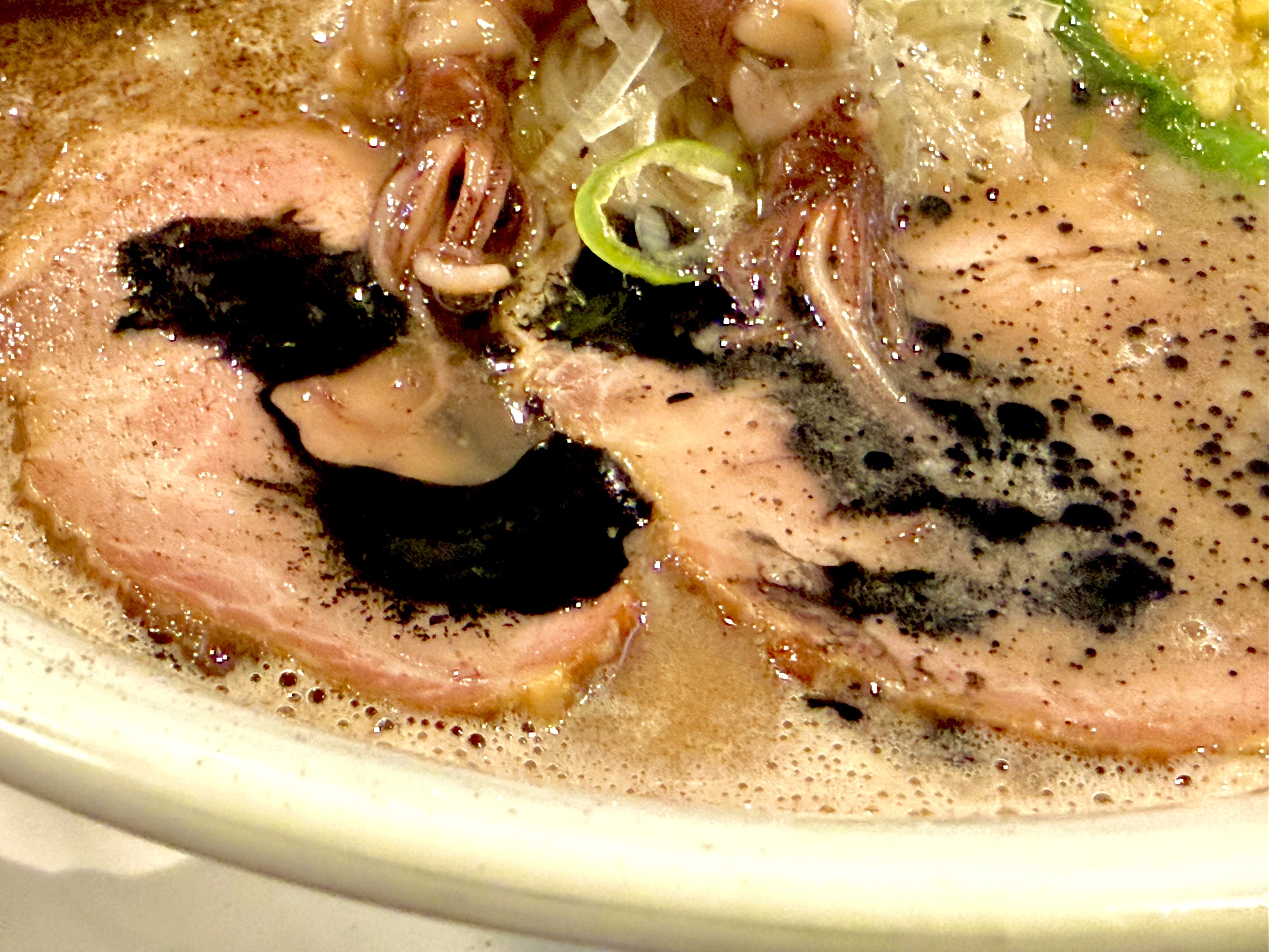 イカ墨庵とチャーシュー