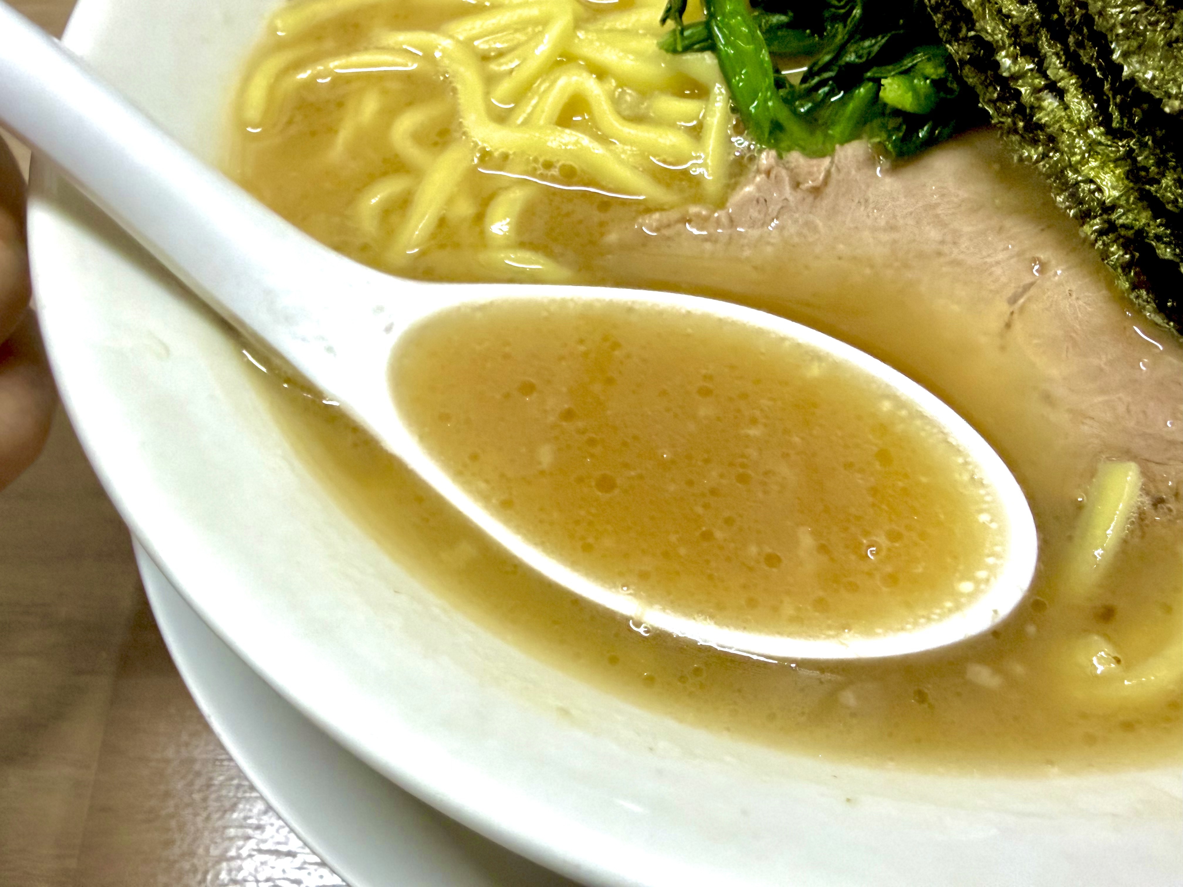 あっさりめの醤油豚骨スープ