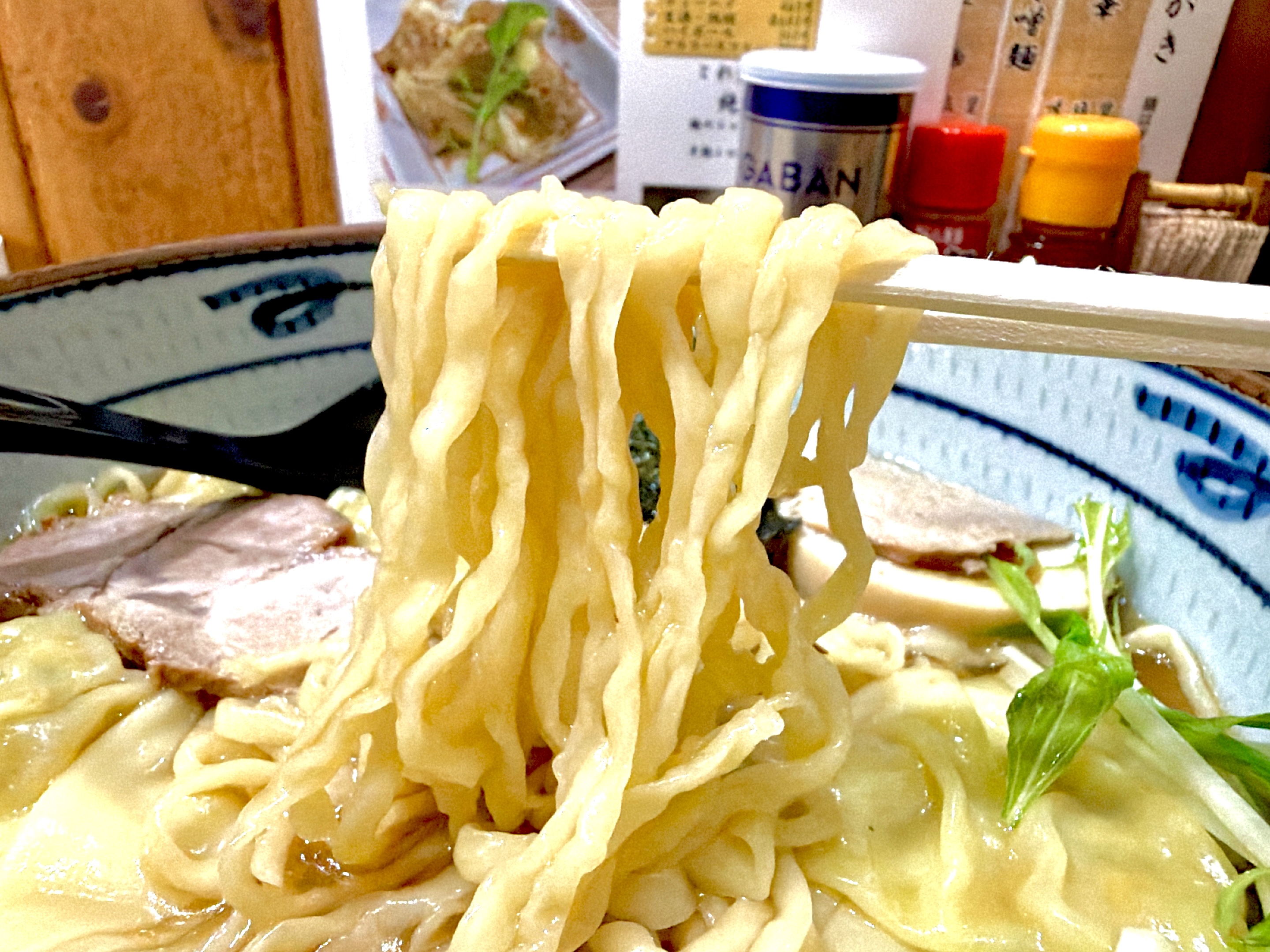 手打ちで不揃い感ある平打ち麺