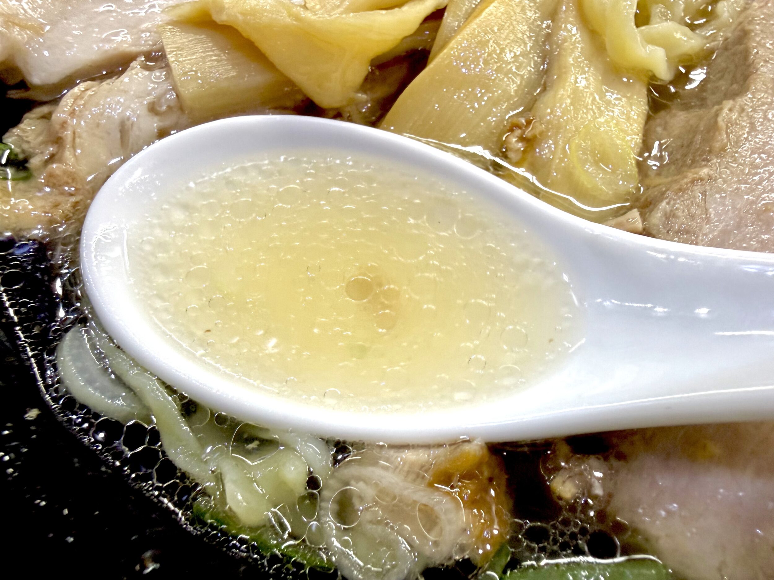透明感があるが豚の旨み効いたスープ