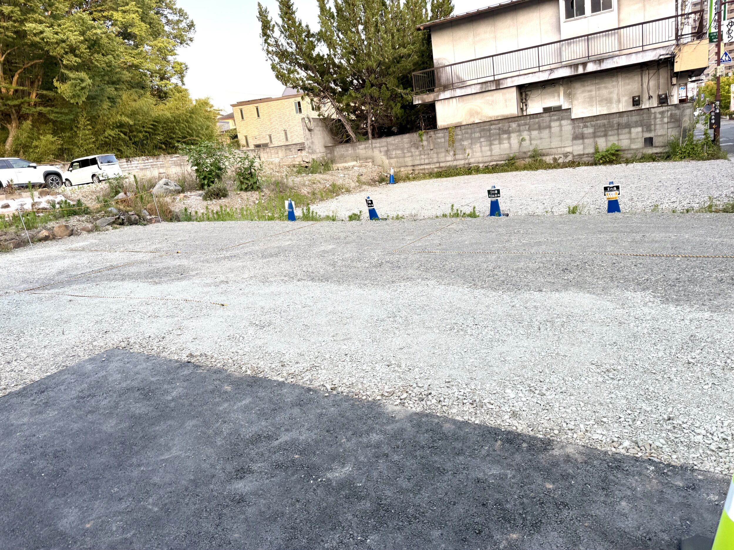 砂利の駐車場