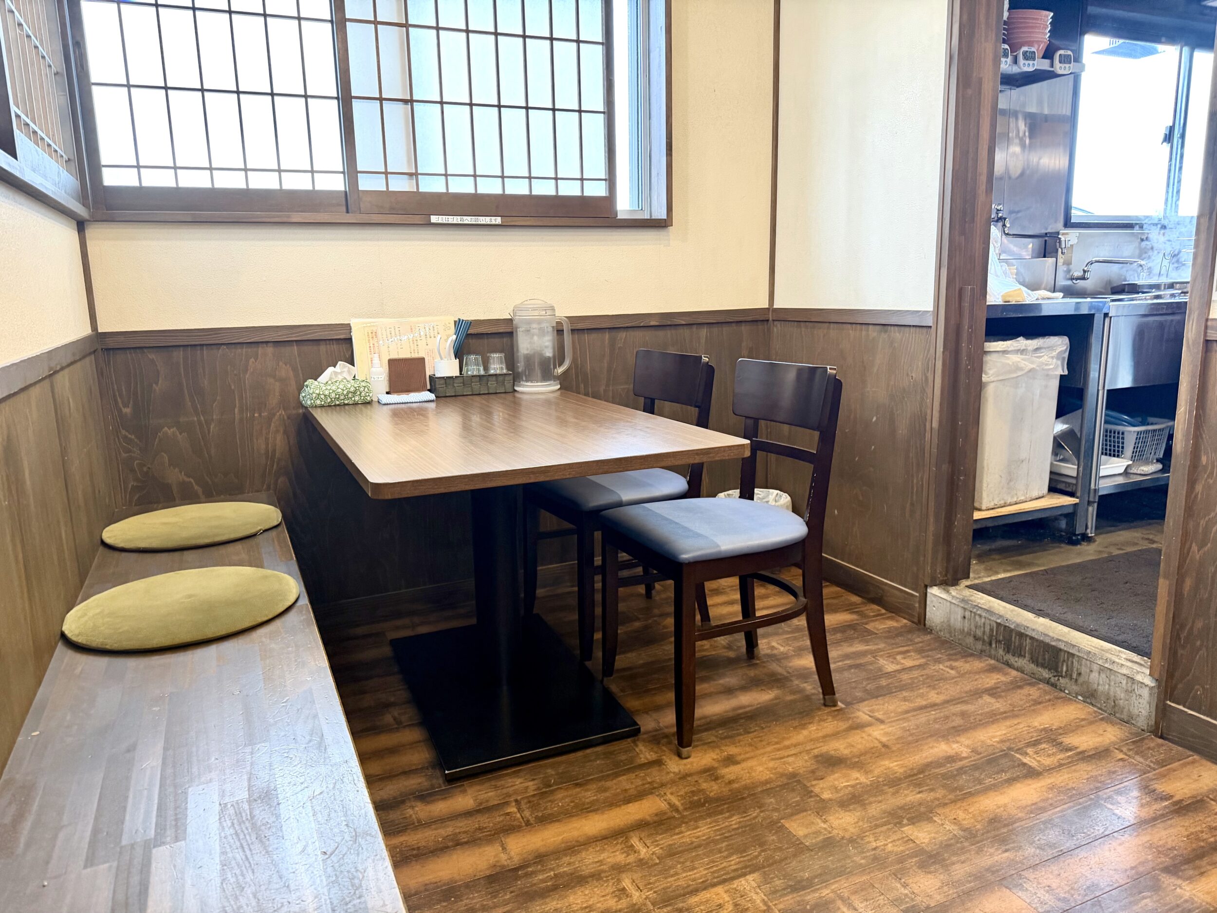 店内のテーブル席