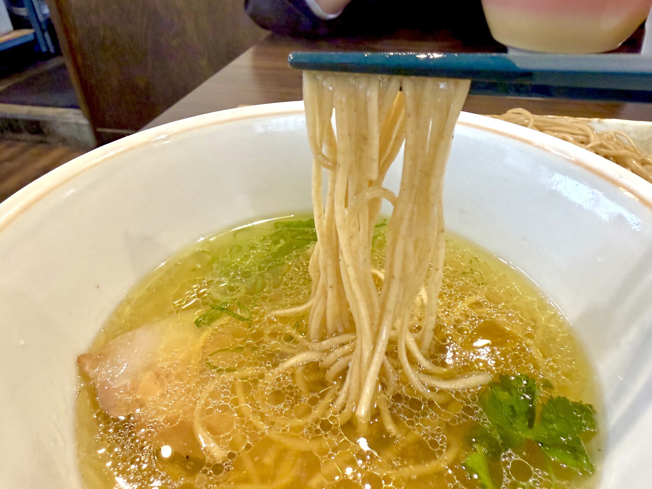 黒の細麺