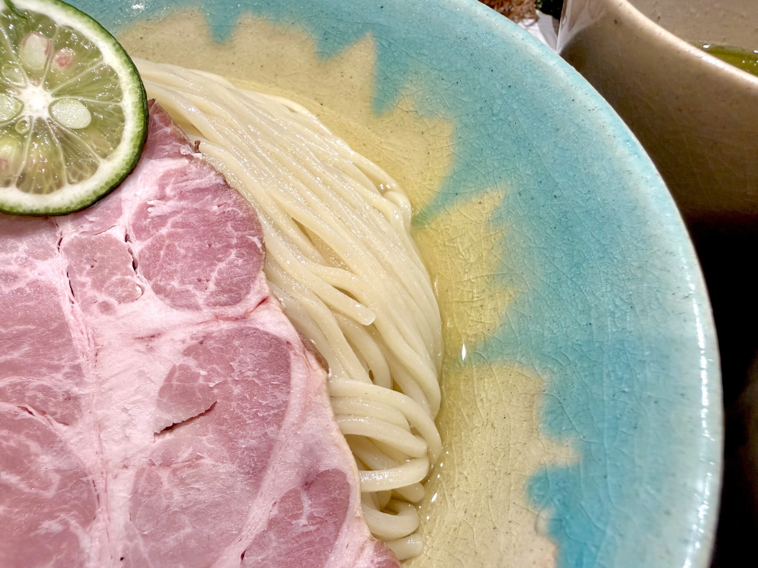 昆布水に浸けられた麺