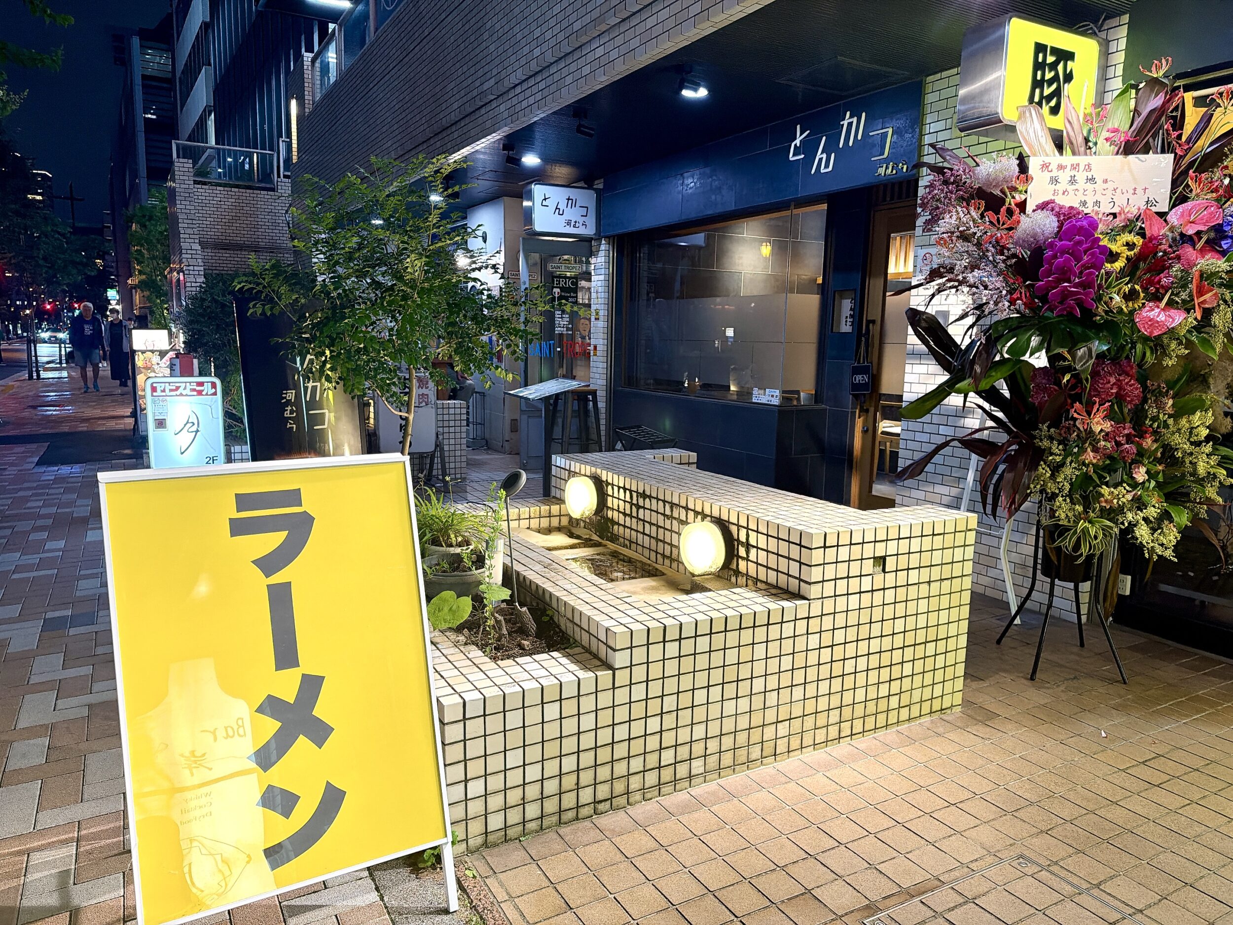 通りから見えるラーメン看板