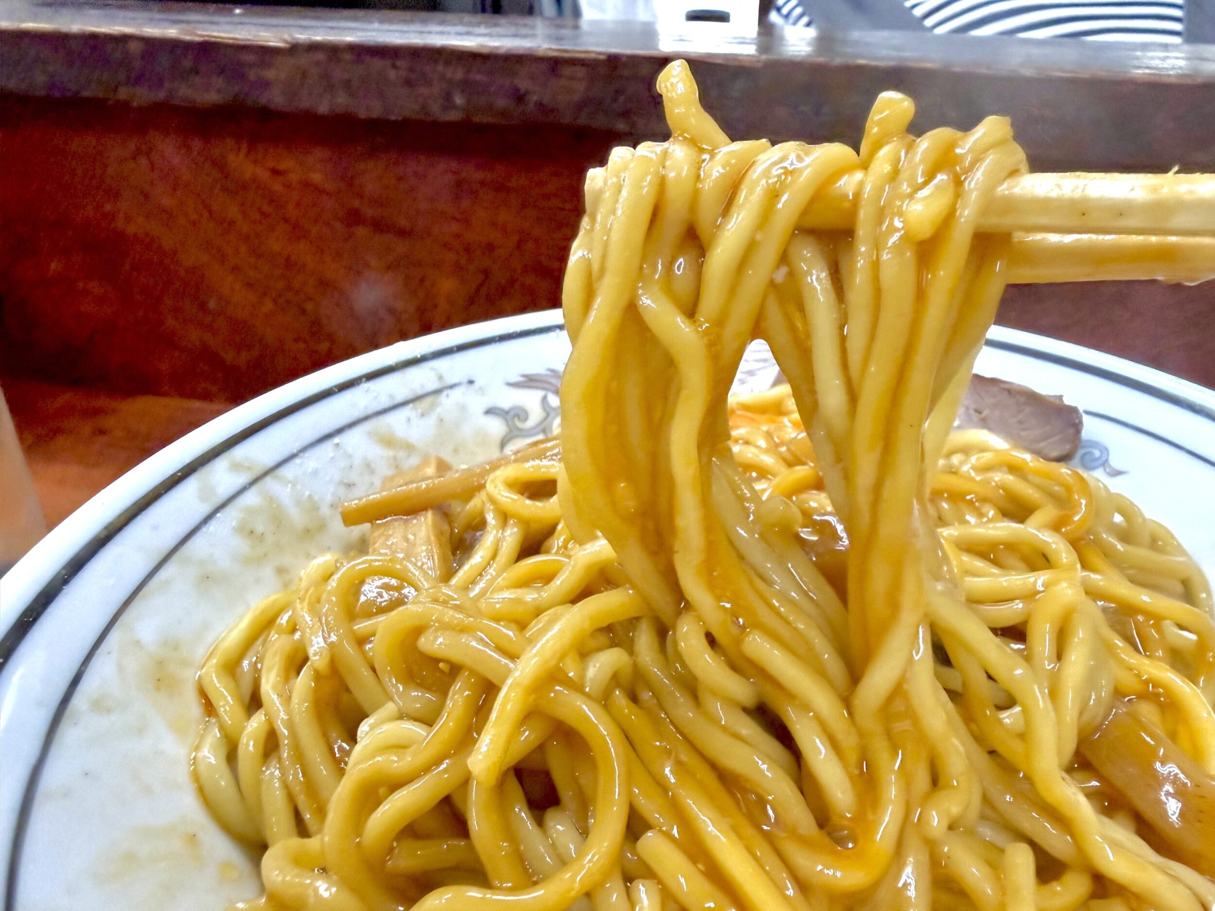 生卵を絡めた艶々の中太麺