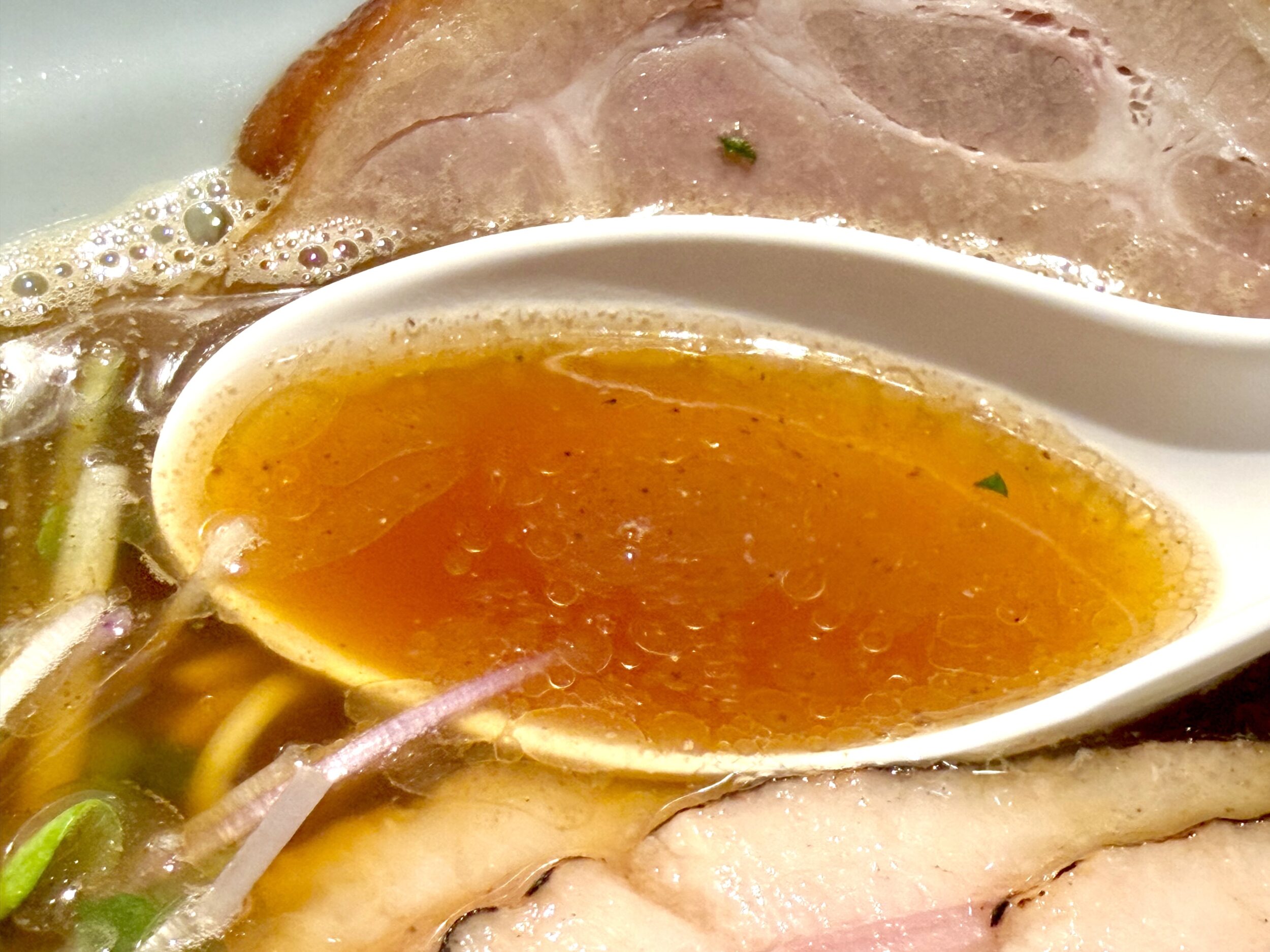 醤油の香ばしさ感じるスープ