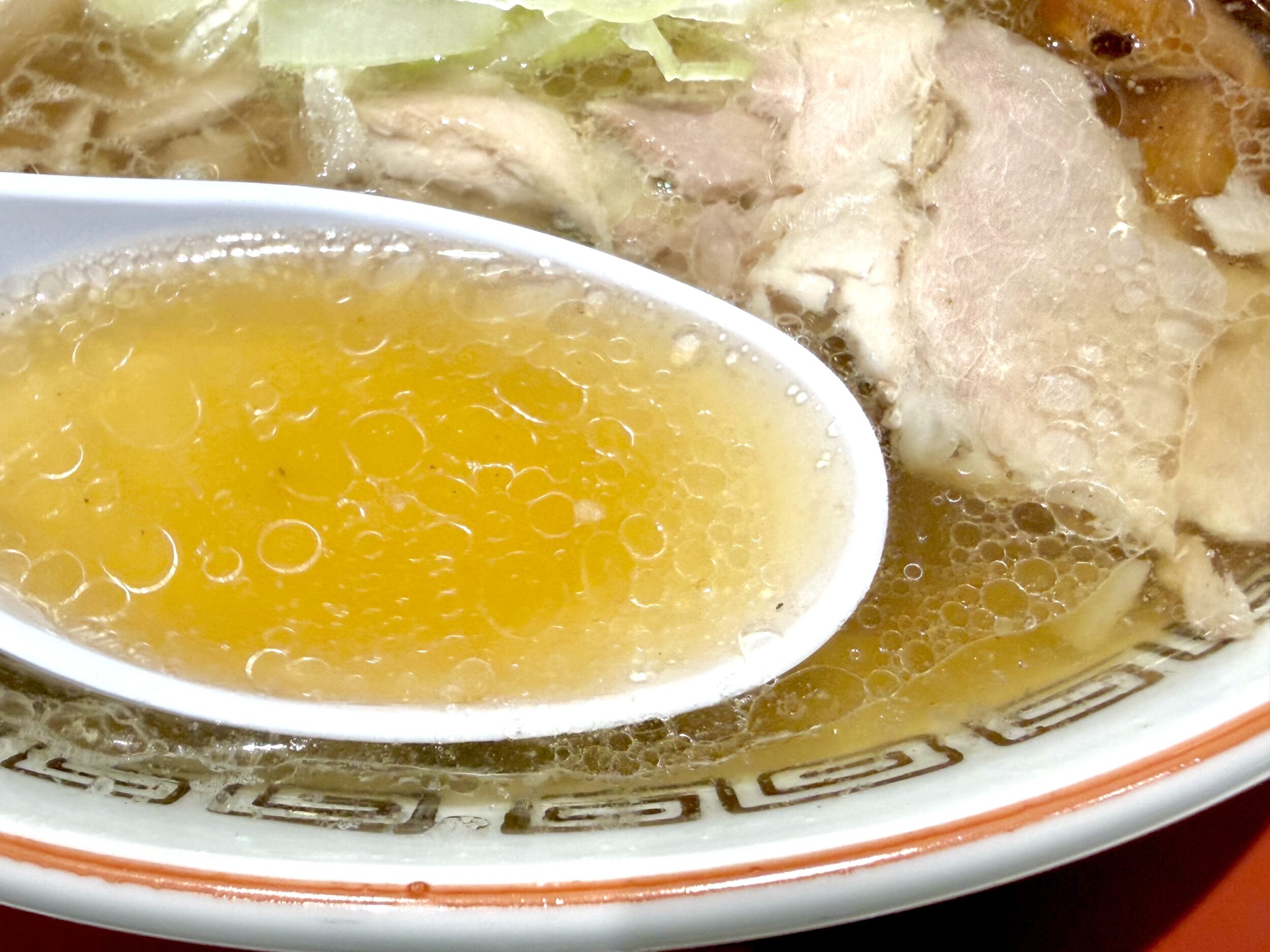 薄い色合いのスープ