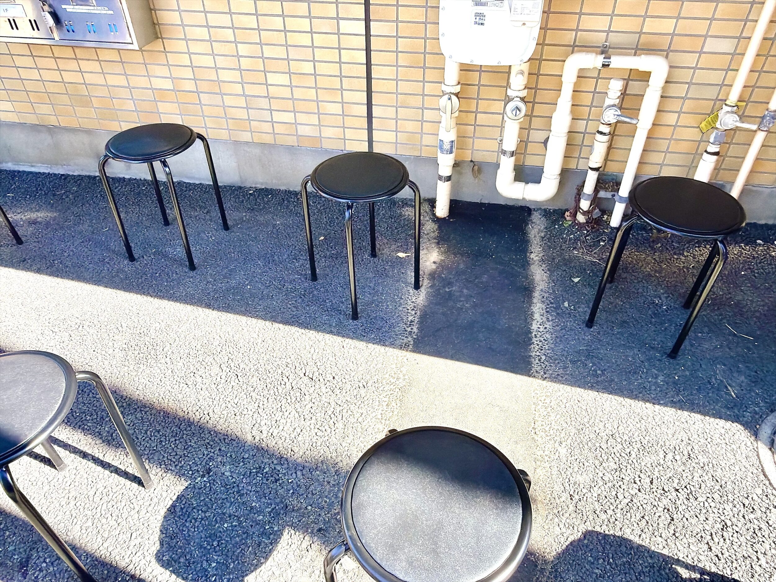 外の待機用椅子
